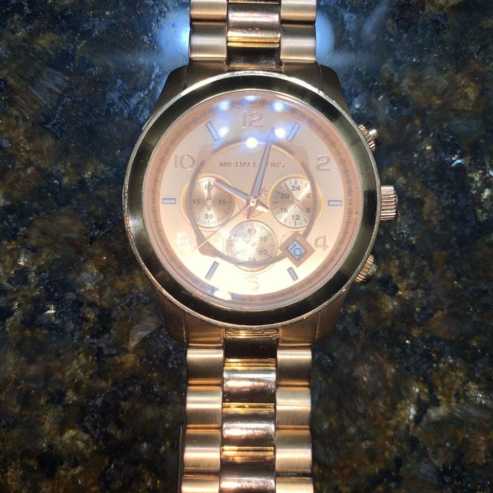 Large rose gold Micheal Kors boyfriend watch